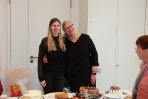 6352db48489f419 Pia und Christiane Hohenleitner beim Kuchenverkauf.jpg